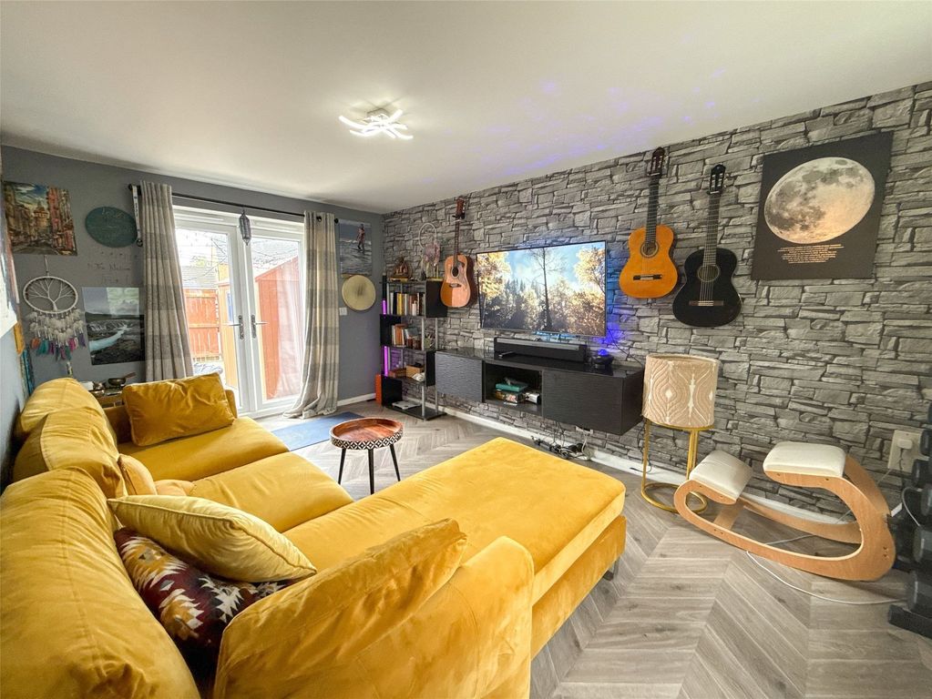 Property photo 3 of 12 Lounge