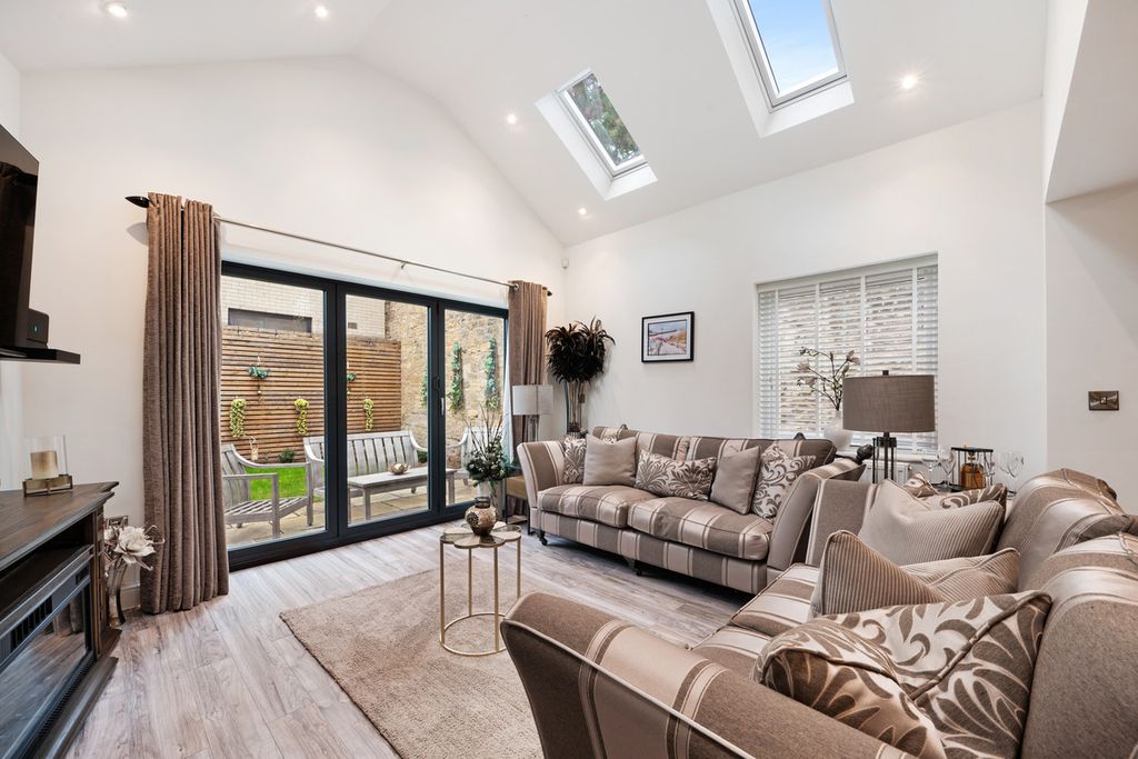 Property photo 3 of 20