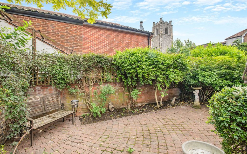 Property photo 2 of 15 Courtyard Garden