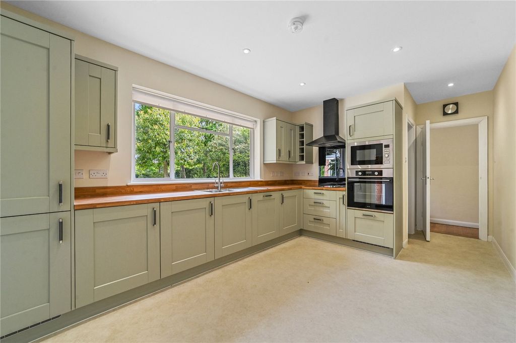 Property photo 2 of 31 Kitchen