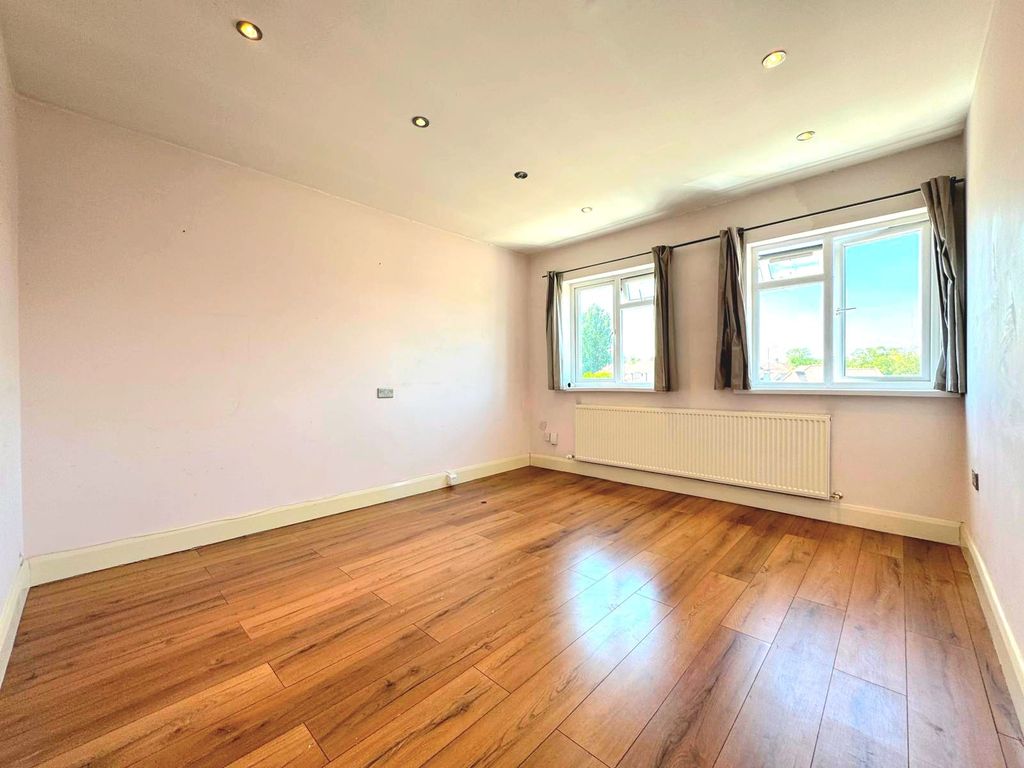 Property photo 1 of 7 Living Room