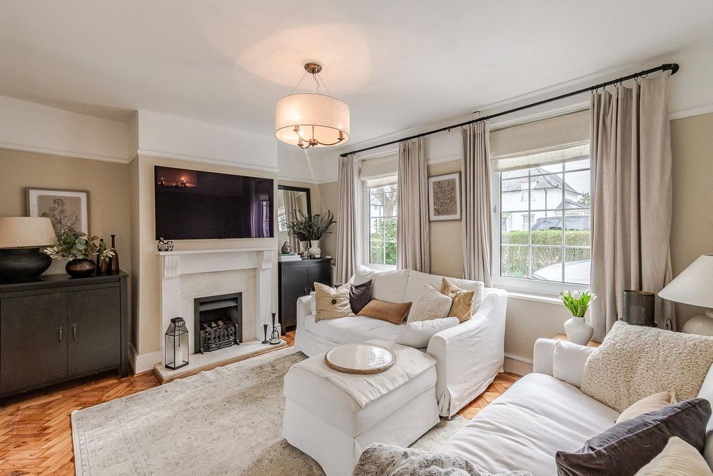 Property photo 3 of 31 Living Room