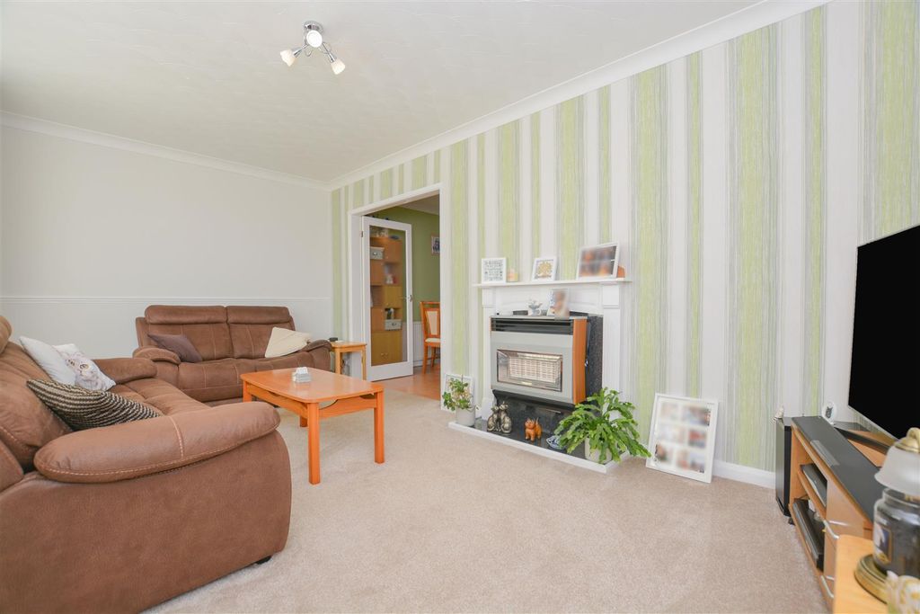 Property photo 2 of 22 Living Room