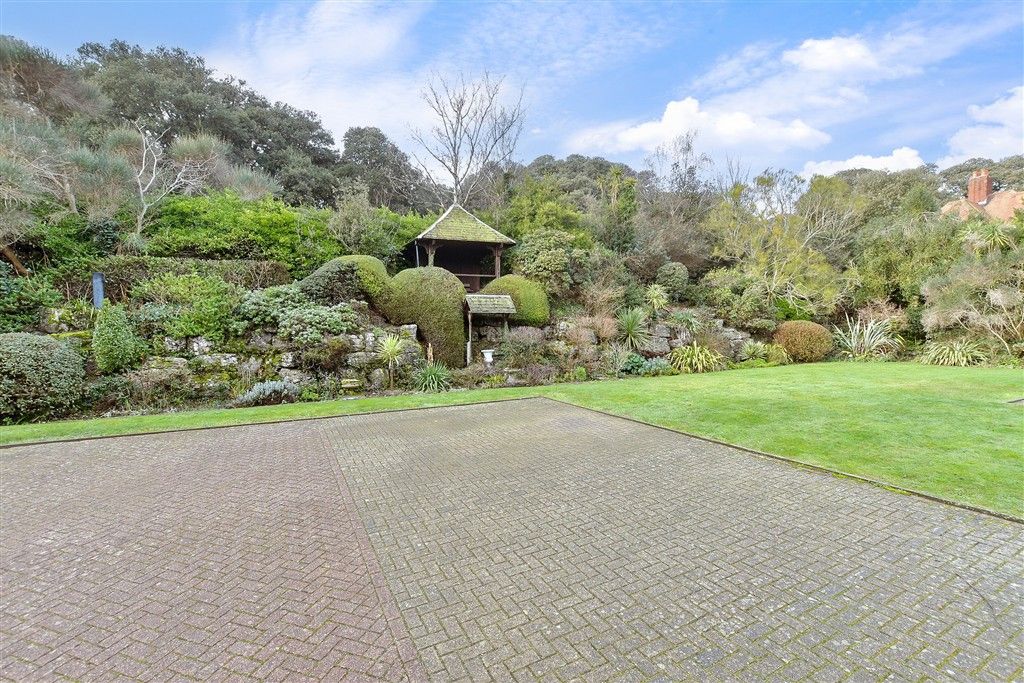 Property photo 3 of 11 Communal Gardens