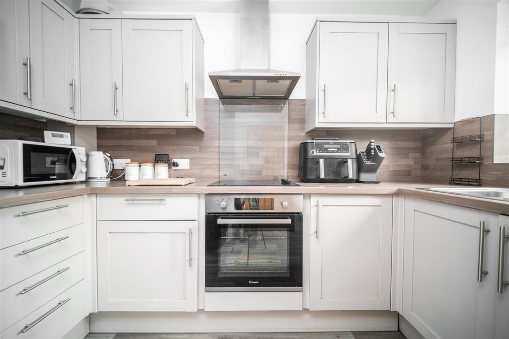 Property photo 2 of 10 Kitchen