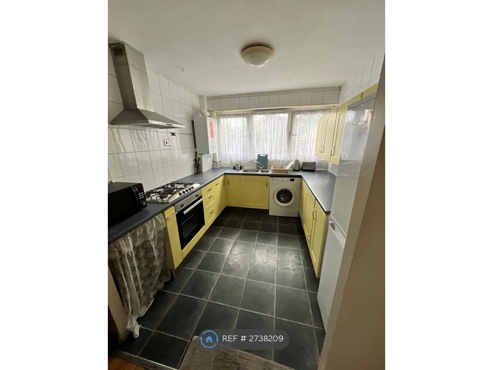 Property photo 3 of 10 Kitchen