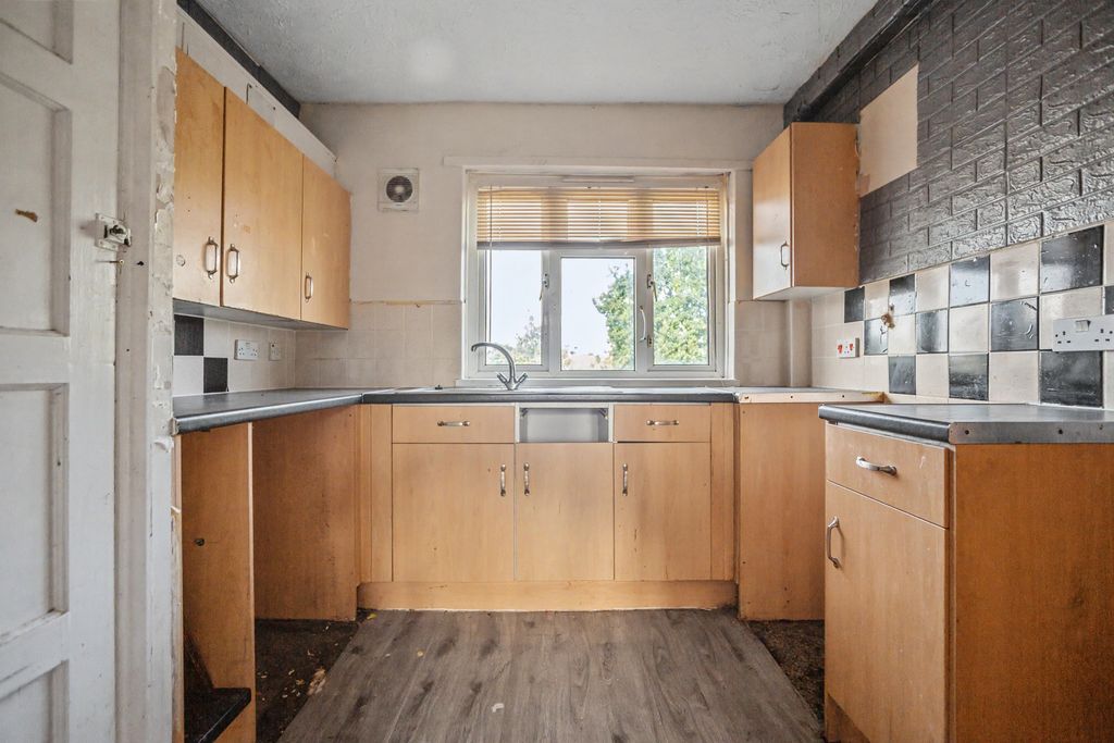 Property photo 2 of 12 Flat 235 St Georges Avenue, Sheerness, Me12 1Et