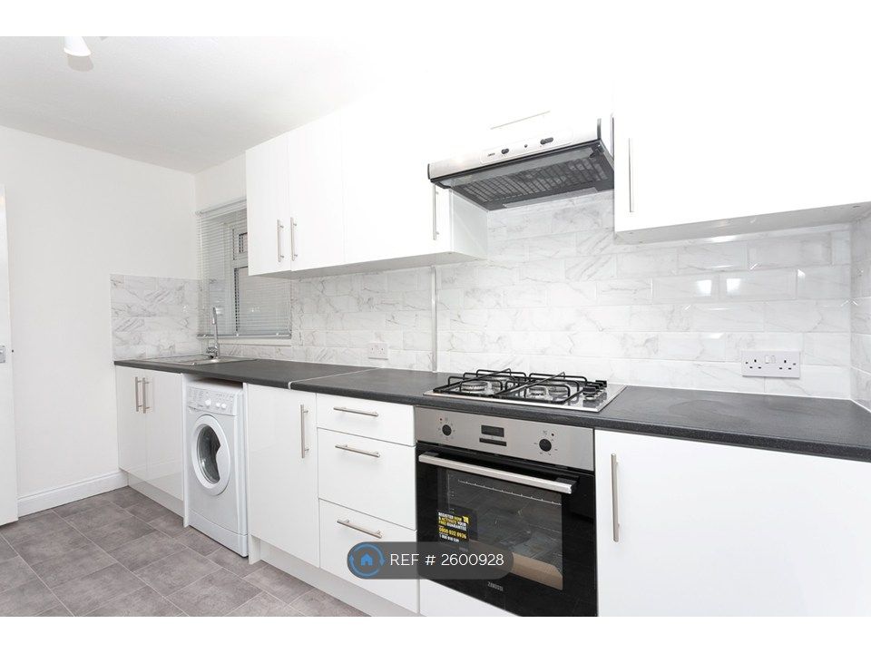 Property photo 2 of 9 Kitchen