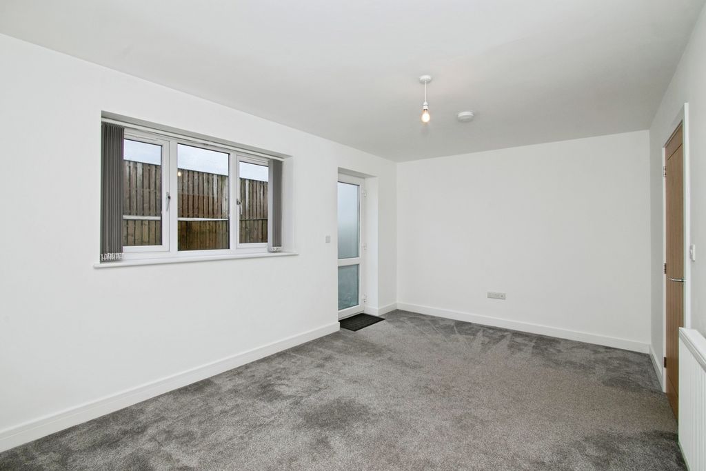 Property photo 2 of 11 Lounge