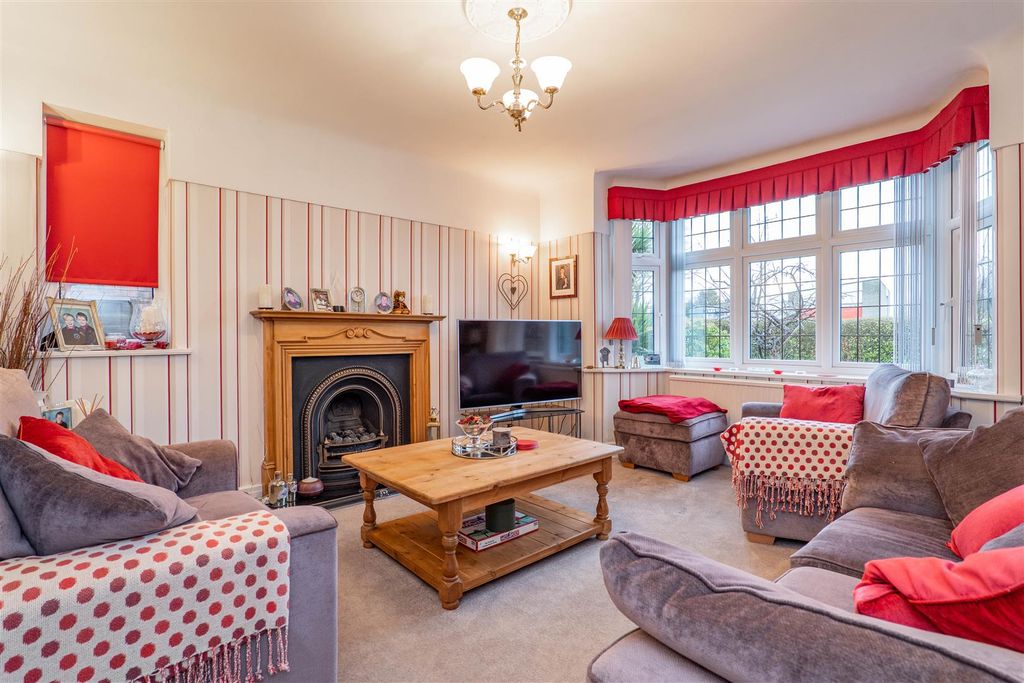 Property photo 2 of 30 Lounge