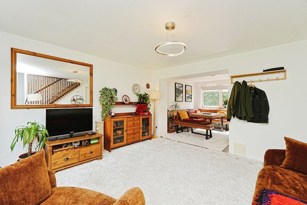 Property photo 2 of 11 Lounge