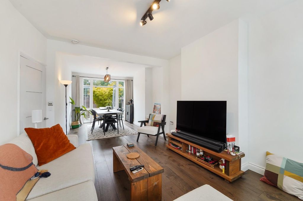 Property photo 2 of 14 Ardrossan Gardens