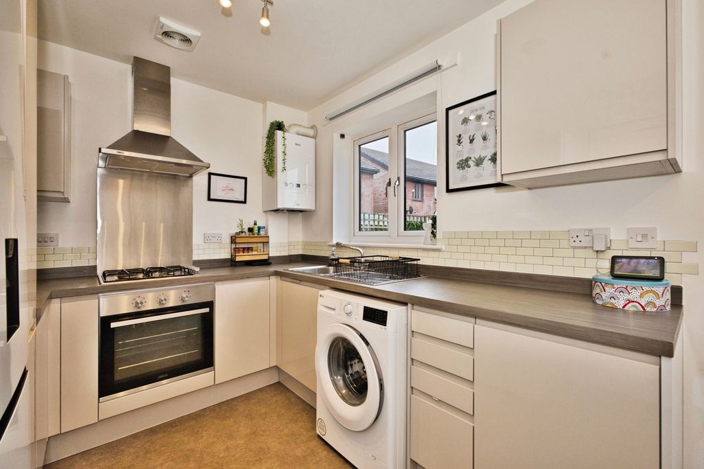 Property photo 3 of 16 Kitchen