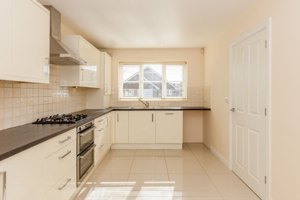 Property photo 2 of 9 Kitchen