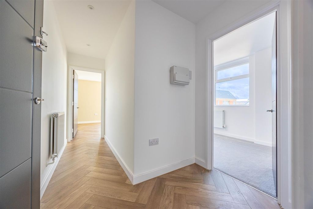 Additional image 8 of 2 bed flat for saleLondon Road, Hadleigh, Benfleet SS7