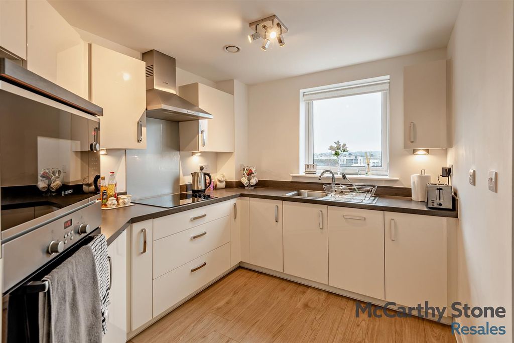 Property photo 3 of 14 8677324-Interior03-800.Jpg