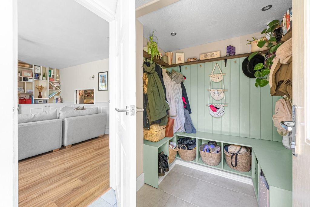 Property photo 1 of 11 Cloakroom