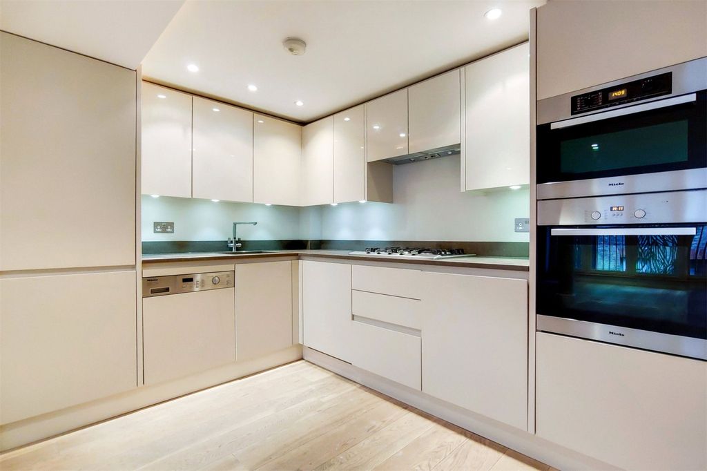 Property photo 3 of 11 Kitchen
