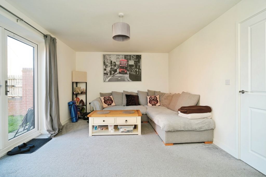 Property photo 3 of 18 Lounge