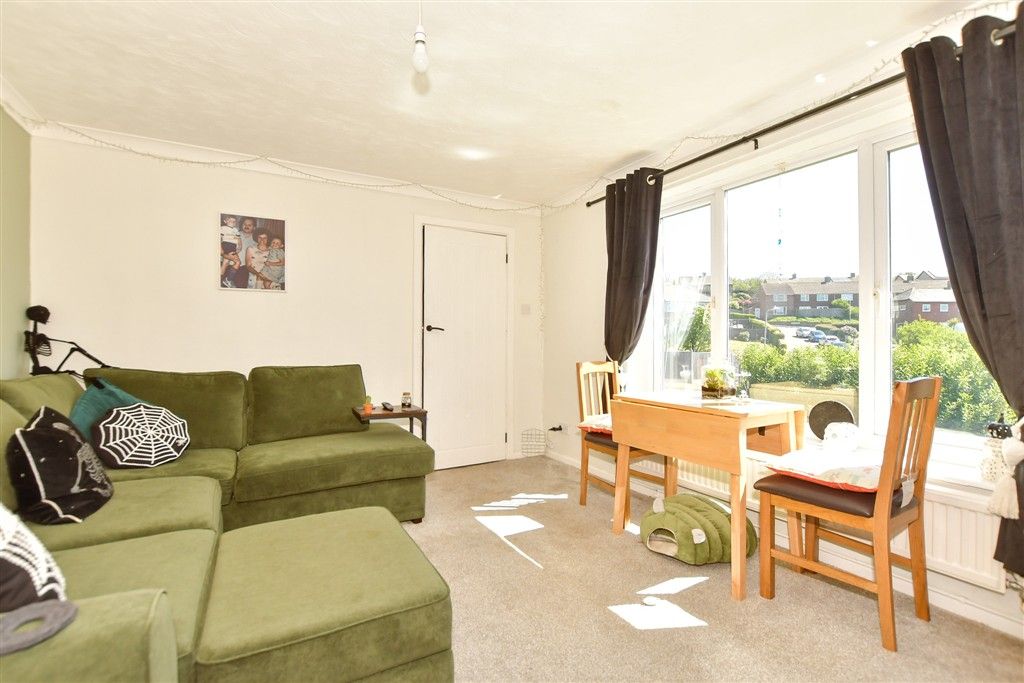 Property photo 3 of 11 Lounge