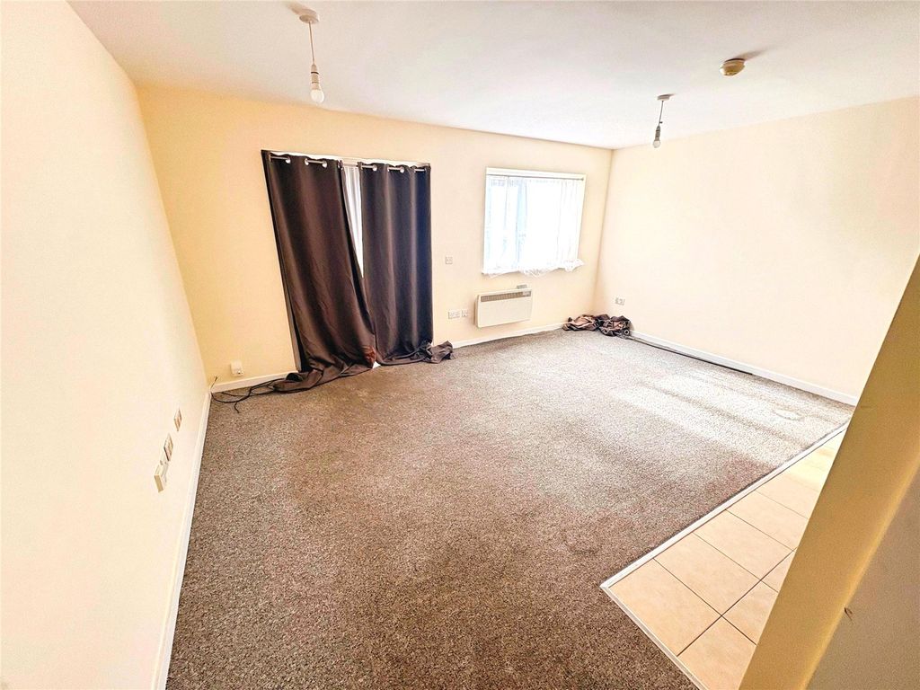 Property photo 3 of 8 Kitchen/Lounge