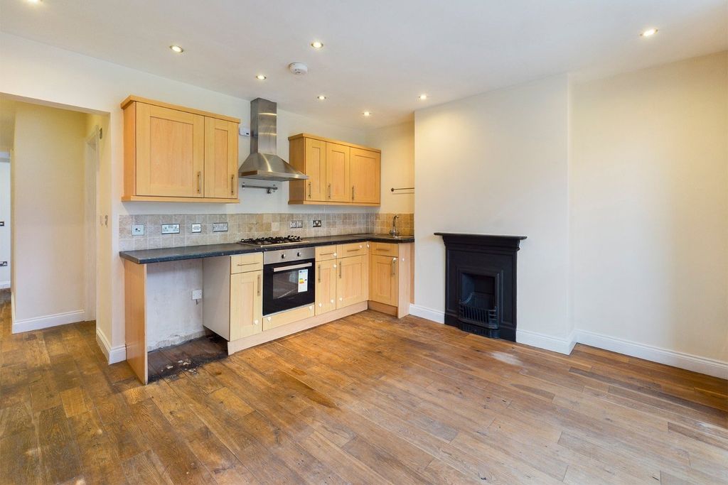 Property photo 3 of 8 Kitchen