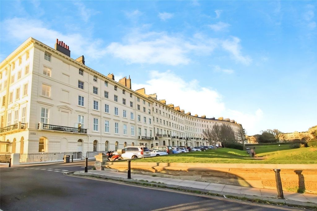 Property photo 1 of 7 Adelaide Crescent