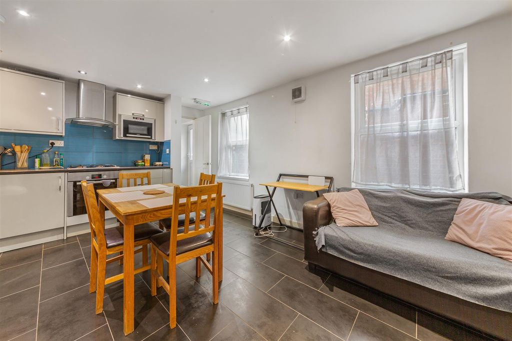 Property photo 2 of 10 782 Garratt Lane, London Sw17 0Lz-8.Jpg