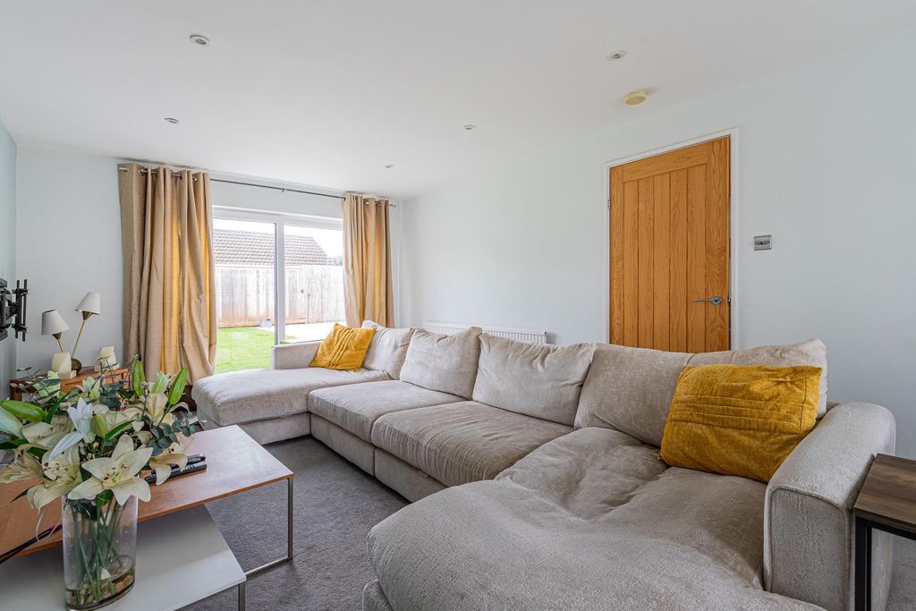 Property photo 3 of 23 Lounge