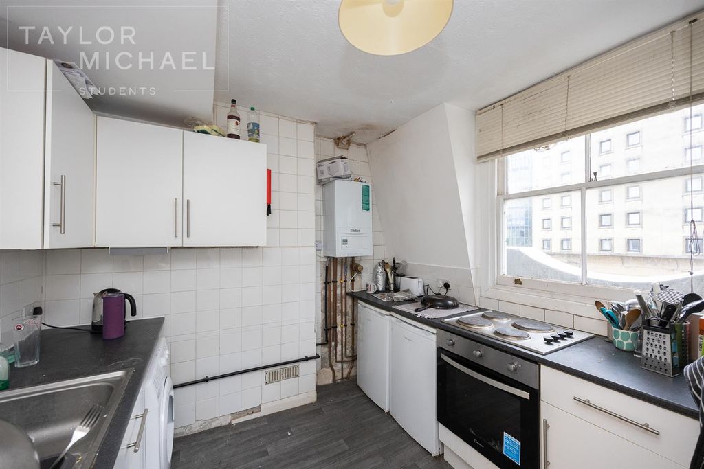 Property photo 3 of 11 Kitchen