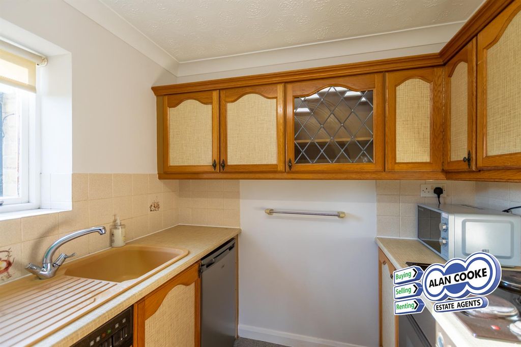 Property photo 3 of 10 Kitchen