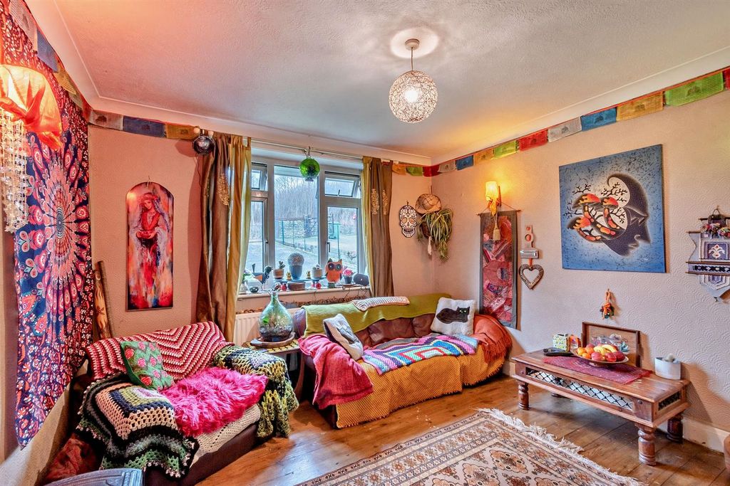 Property photo 3 of 14 8584021-Interior12-800.Jpg