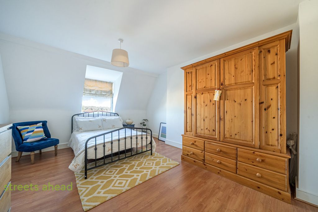 Property photo 3 of 11 Efd77Ea6-Bb8F-420...