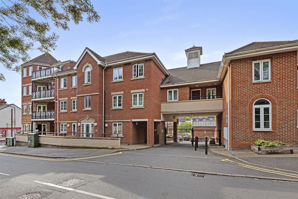 Property photo 1 of 14 8 Tom Evans Court, Hamilton Rd, Hp13 5Fe-14.Jpg