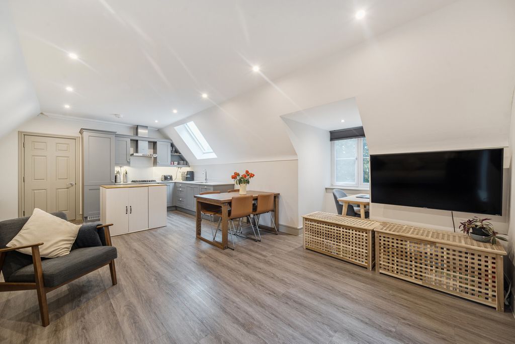 Property photo 2 of 26 Lounge