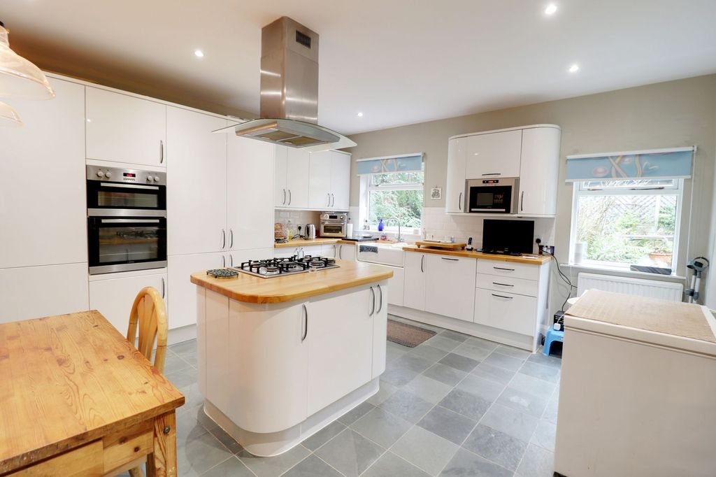 Property photo 3 of 30 Breakfast Kitchen