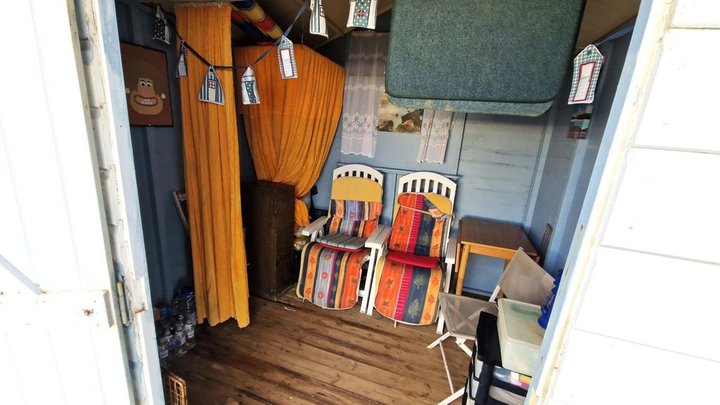Property photo 3 of 6 50 Beach Hut Internal.Jpg