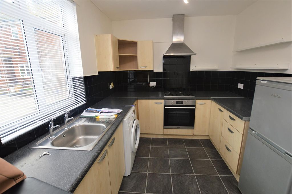 Property photo 3 of 11 Kitchen