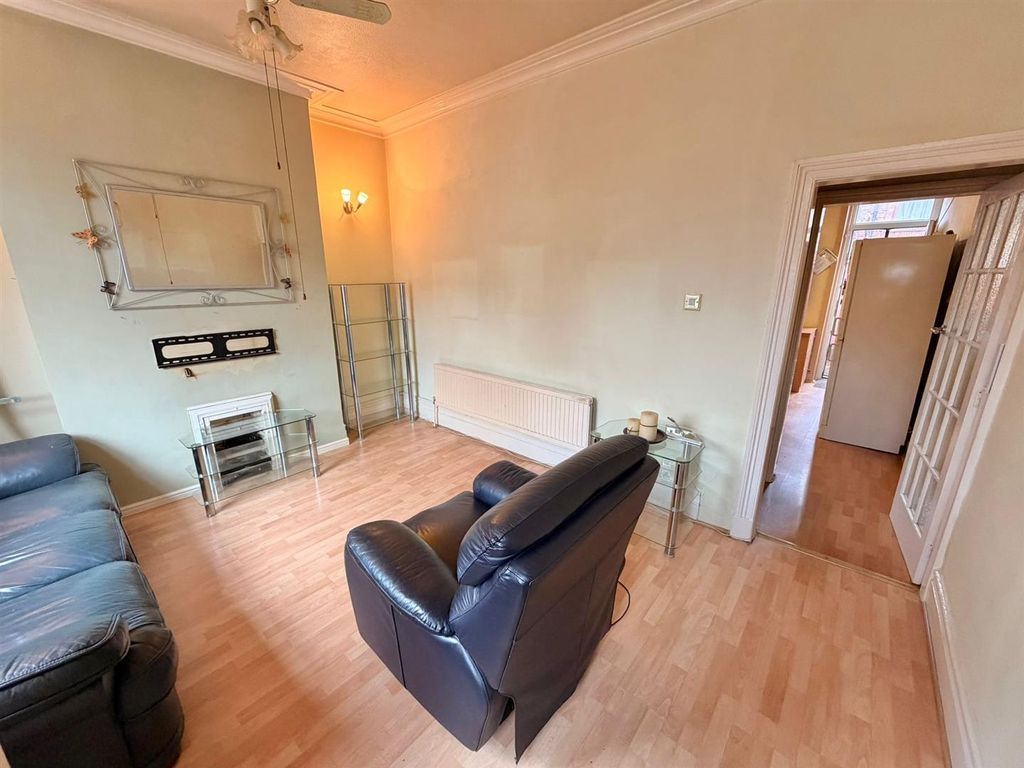 Property photo 3 of 13 Lounge