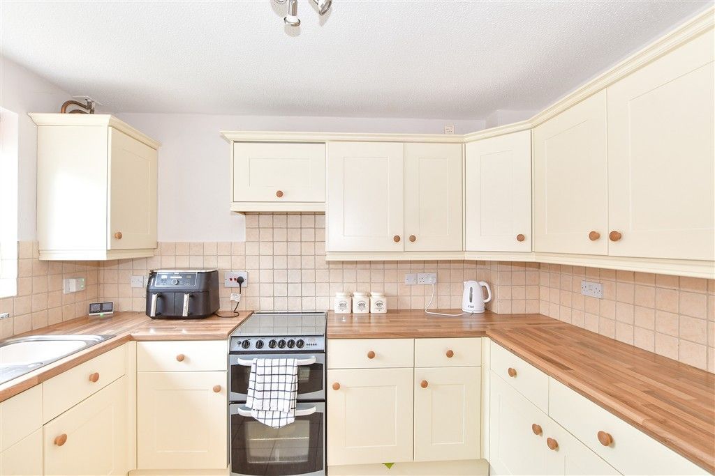 Property photo 3 of 12 Kitchen