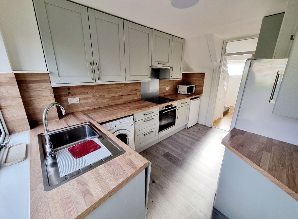 Property photo 2 of 11 Kitchen