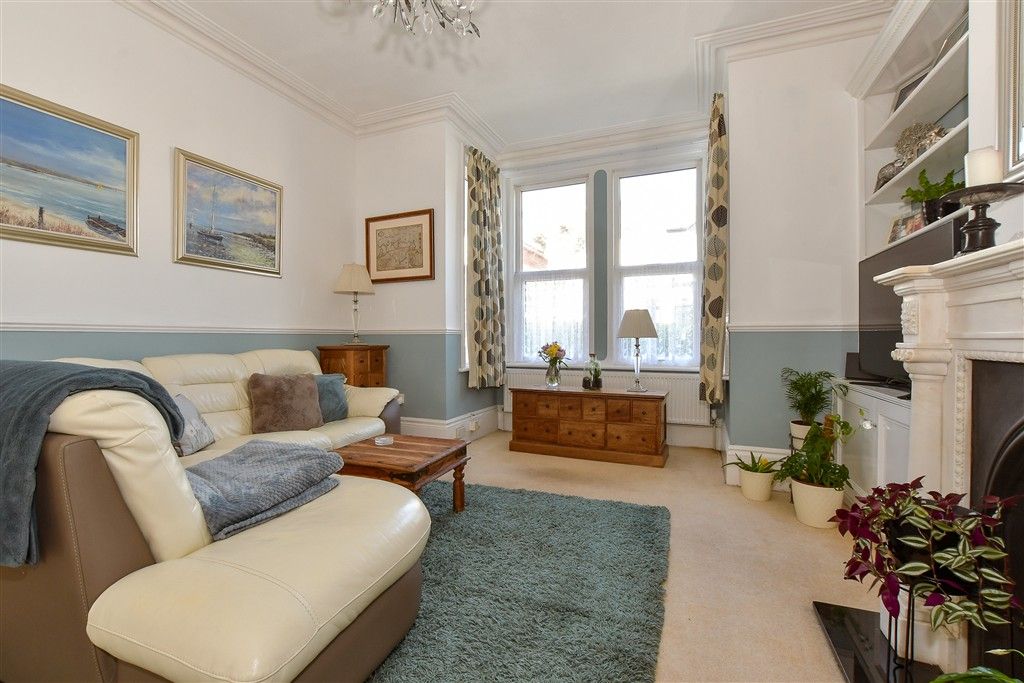 Property photo 3 of 19 Lounge