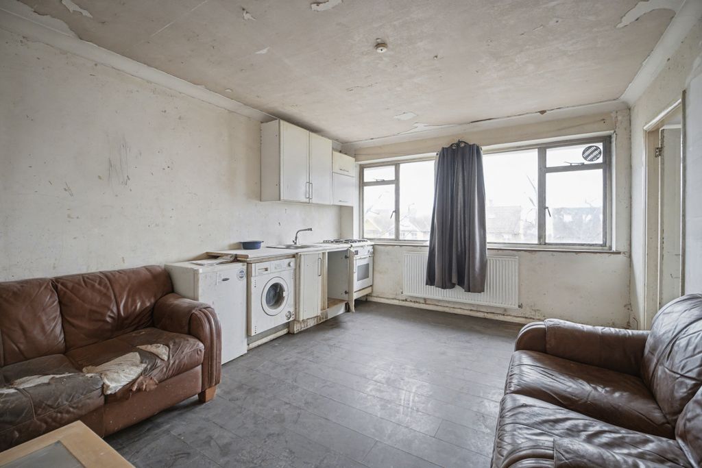 Property photo 3 of 9 354B Kingston Road, Epsom, Surrey, Kt19 0Dt