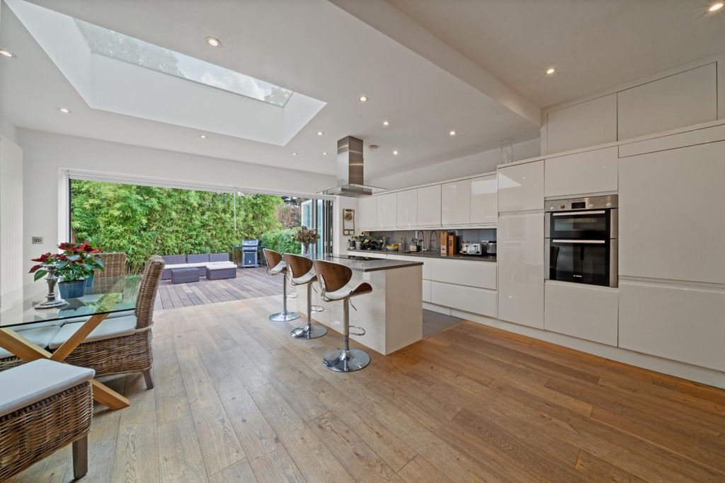 Property photo 1 of 13 Grantham Road 79 Ph11.Jpg