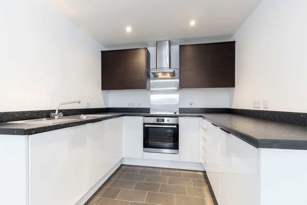Property photo 1 of 6 Flat 3, 148A Bath Road-05