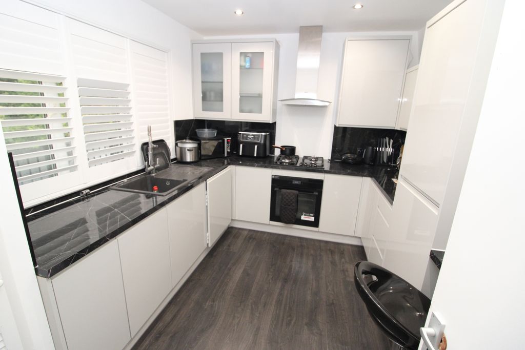 Property photo 1 of 10 Stylish Two Double Bedroom Duplex Flat In W5