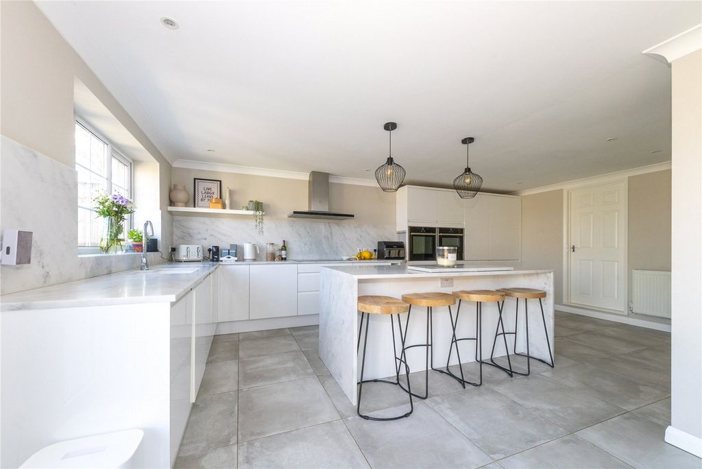 Property photo 2 of 24 Picture No. 15