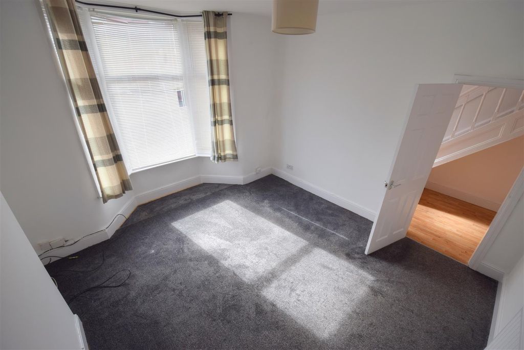 Property photo 2 of 39 Twyford Lounge