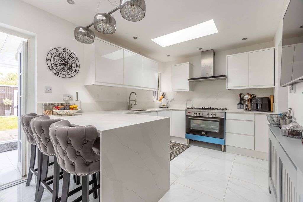 Property photo 2 of 27