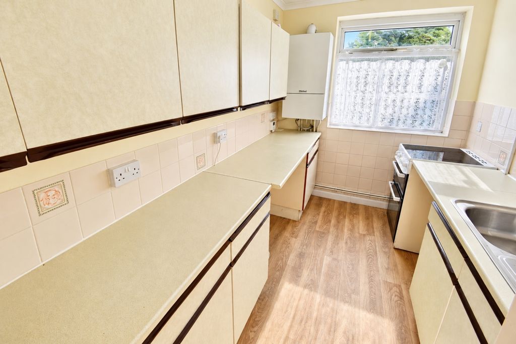 Property photo 3 of 8 Kitchen